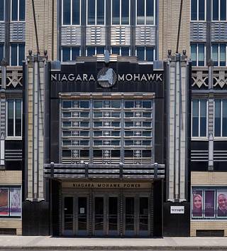 Вход в здание Ниагарского могавка 1932 года в Сиракузах, штат Нью-Йорк, штаб -квартиру крупнейшей в стране коммунальной компании в классическом стиле ар-деко. - PICRYL Поиск в мировом общественном достоянии